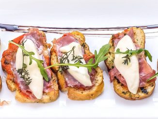 Bruschetta z szynką parmeńską i mozzarellą